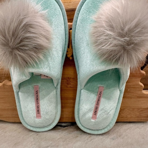 Victoria's Secret Slippers w/Cosmetic Bag - Picture 9 of 16